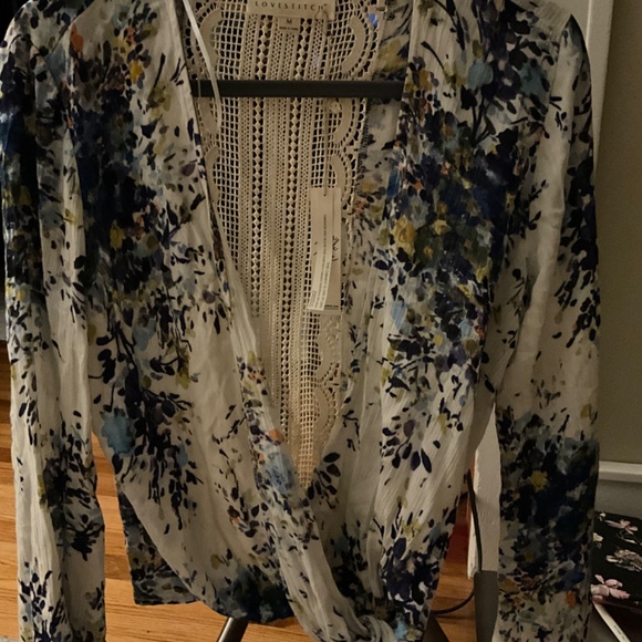 Women’s top - Picture 2 of 6